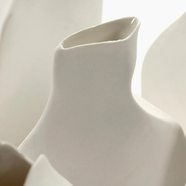 PETITS VASES EN PORCELAINE BLANCHE DE SERAX