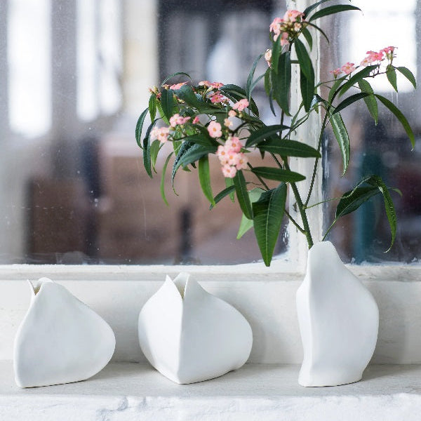 PETITS VASES EN PROCELAINE BLANCHE SERAX