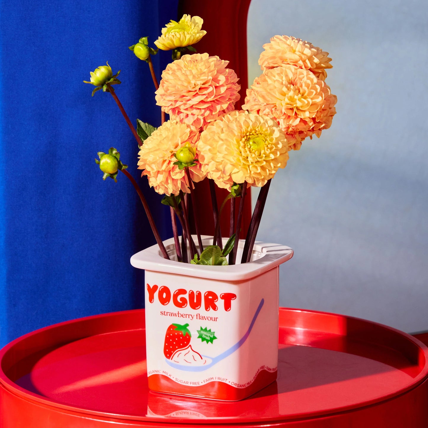 Vase en céramique en forme de pot de yaourt à la fraise, coloris rouge. 