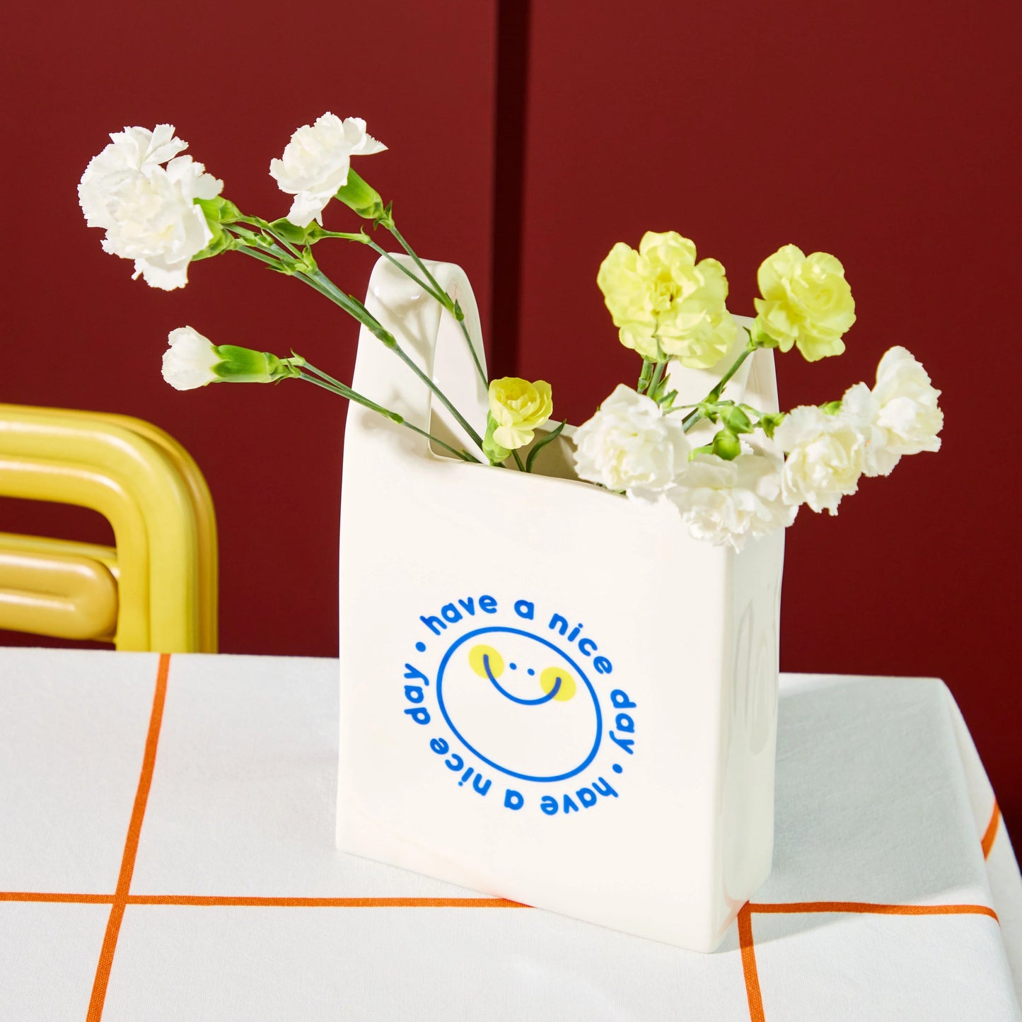 Vase en céramique en forme de sac plastique blanc avec un message en bleu "Have a Nice Day"