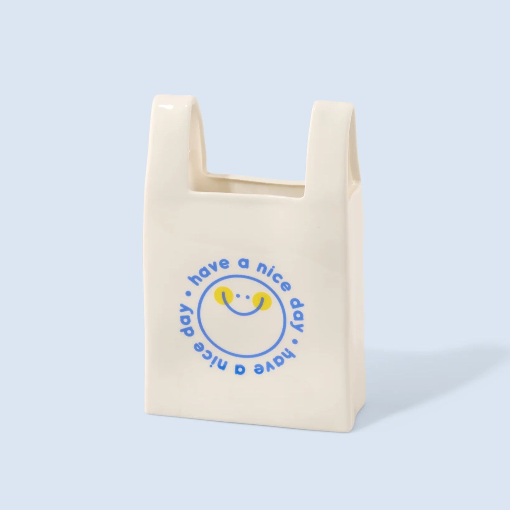 Vase en céramique en forme de sac plastique blanc avec un message en bleu "Have a Nice Day"
