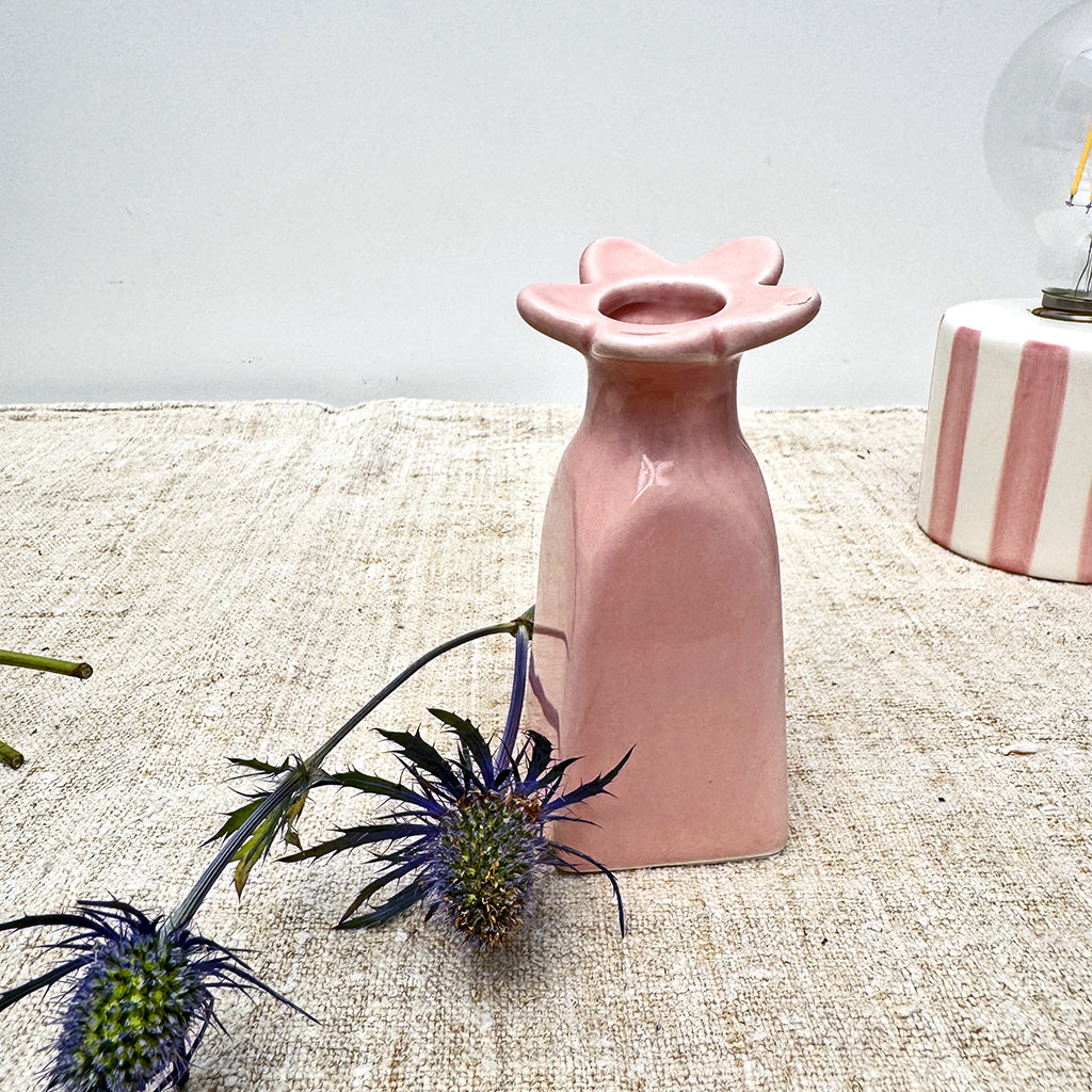 Vase soliflore en forme de fleurs, de couleurs rose.