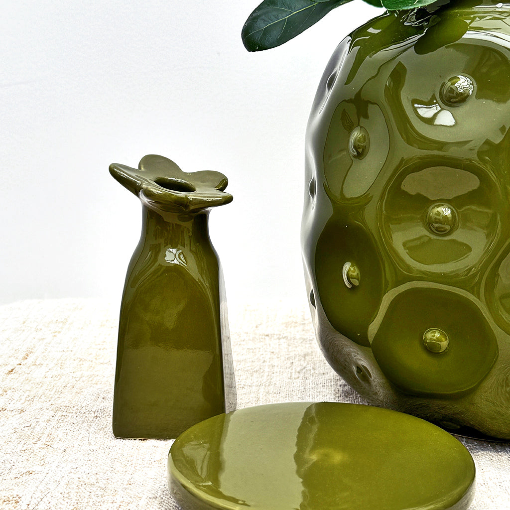 Vase soliflore en forme de fleurs, de couleurs vert kaki.