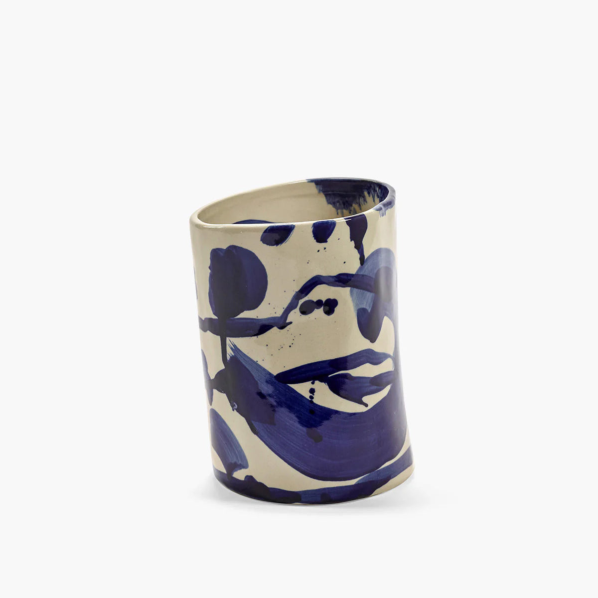 Moyen vase en céramique à la forme irrégulière et peint à la main dans un bleu indigo.