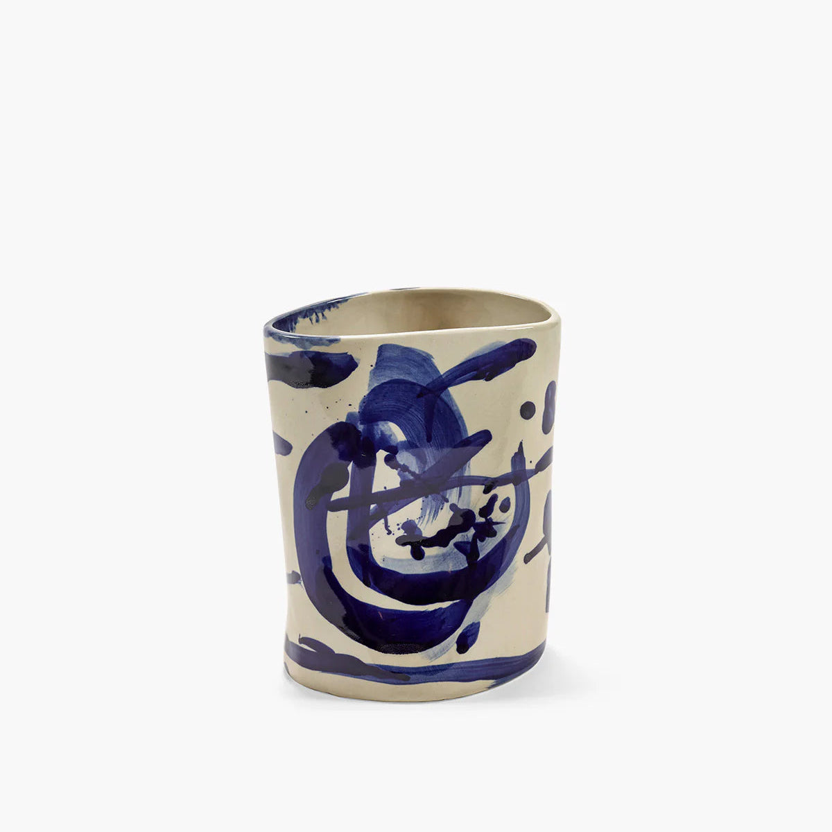 Moyen vase en céramique à la forme irrégulière et peint à la main dans un bleu indigo.