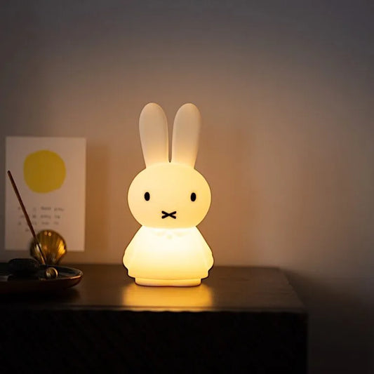 Moyenne veilleuse rechargeable en silicone en forme de lapin Miffy.