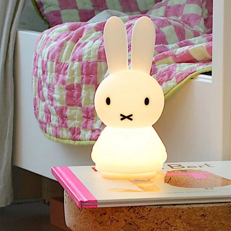 Moyenne veilleuse rechargeable en silicone en forme de lapin Miffy.