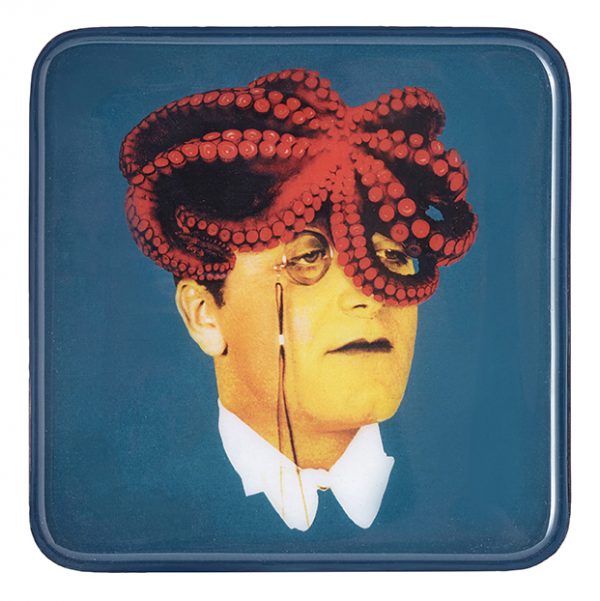 Vide-poche carré en métal verni, modèle Aristopoulpe, fond bleu foncé.