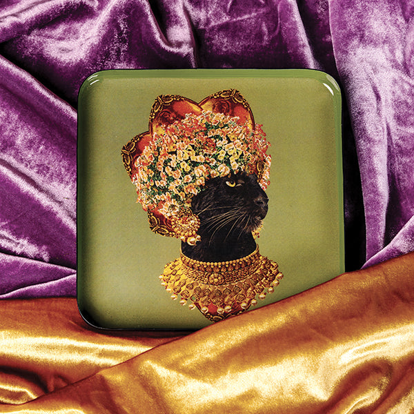 Vide-poche carré en métal verni, modèle Baghera, fond vert kaki.