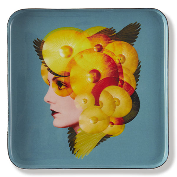 Vide-poche carré en métal verni, modèle Cimbella, fond bleu.