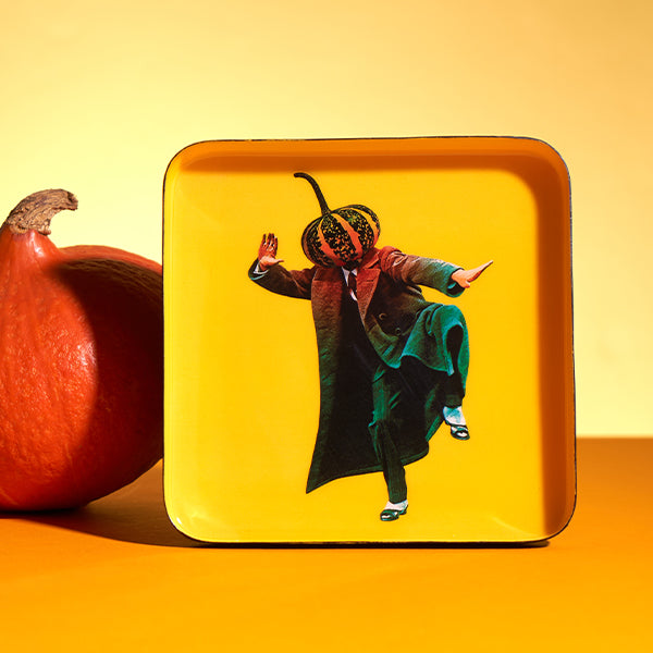 Vide-poche carré en métal verni, modèle Karate Courge, fond jaune.