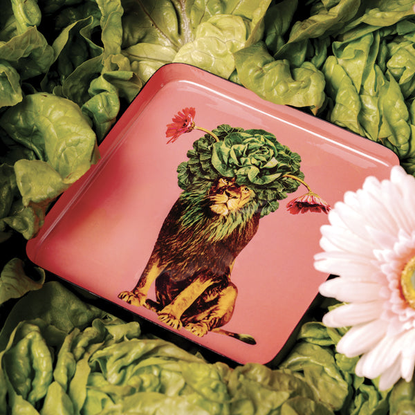 Vide-poche carré en métal verni, modèle Leo, fond rose.