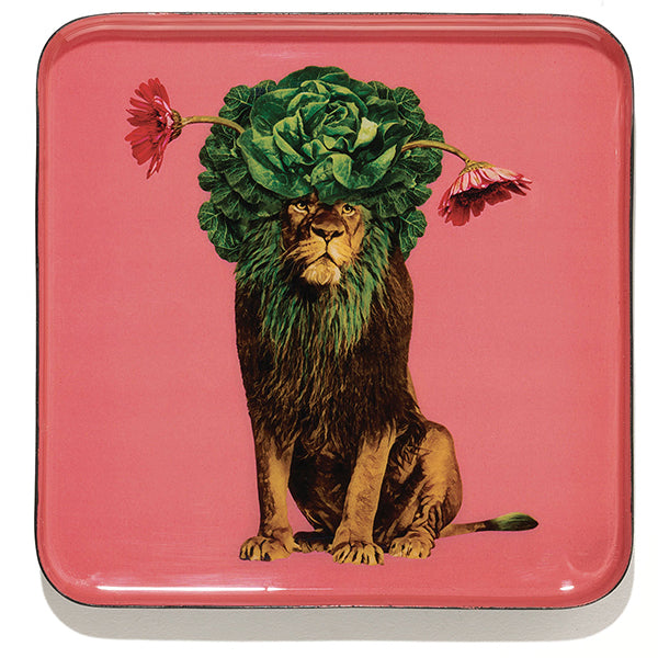 Vide-poche carré en métal verni, modèle Leo, fond rose.