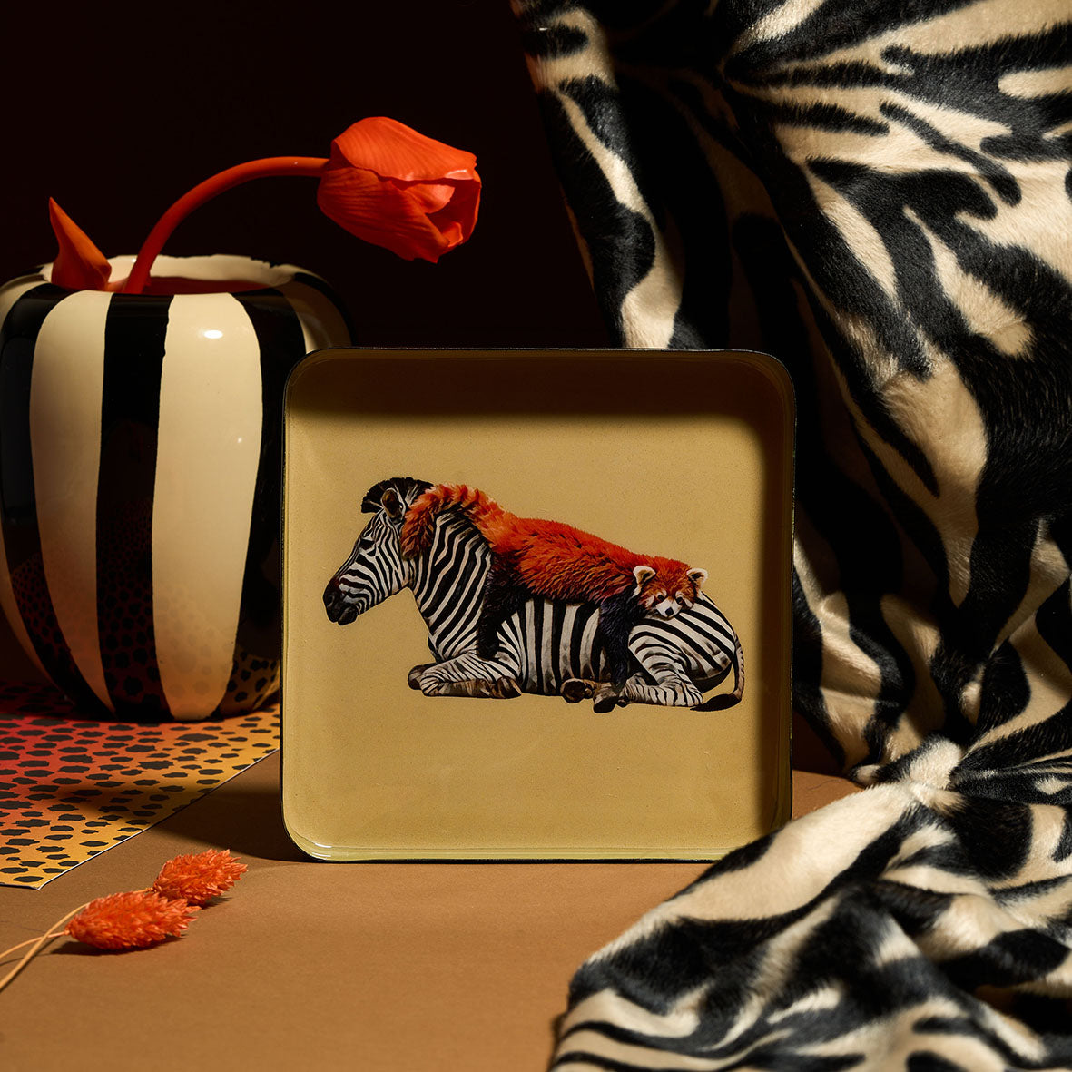 Vide-poche carré en métal verni, modèle Siesta, fond beige.