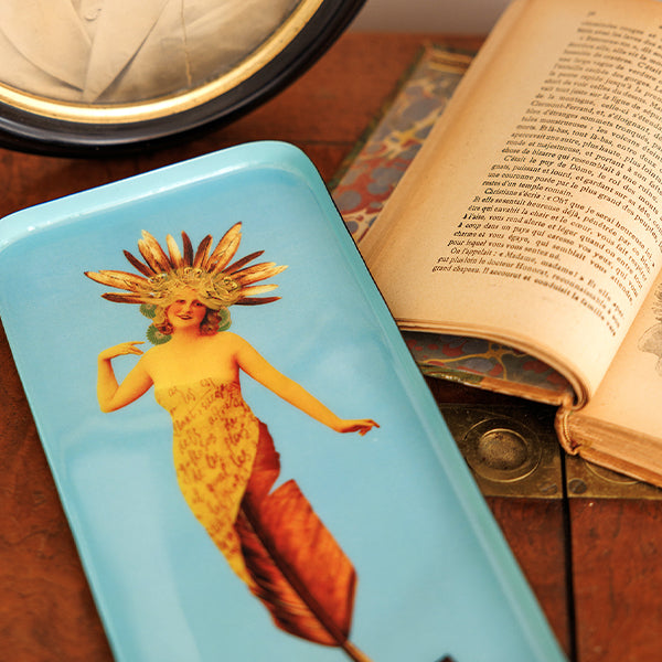 Vide-poche rectangulaire en métal verni, modèle Poesy, fond bleu ciel.