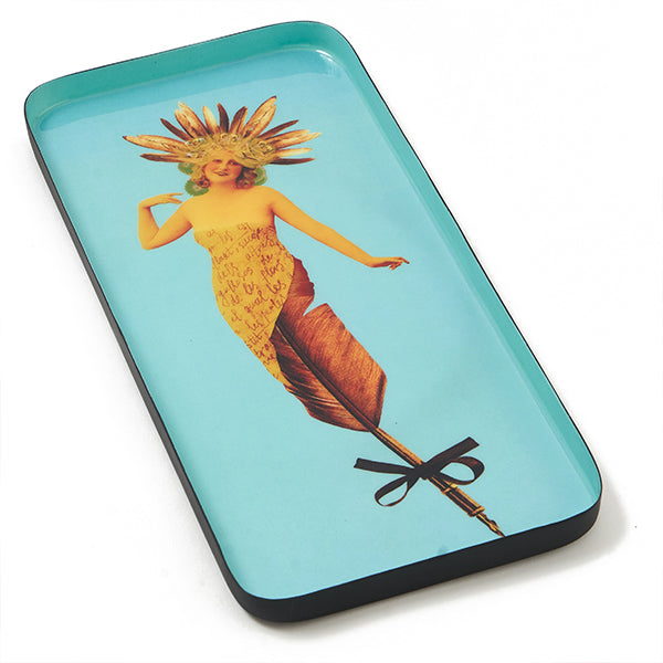 Vide-poche rectangulaire en métal verni, modèle Poesy, fond bleu ciel.