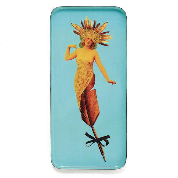 Vide-poche rectangulaire en métal verni, modèle Poesy, fond bleu ciel.