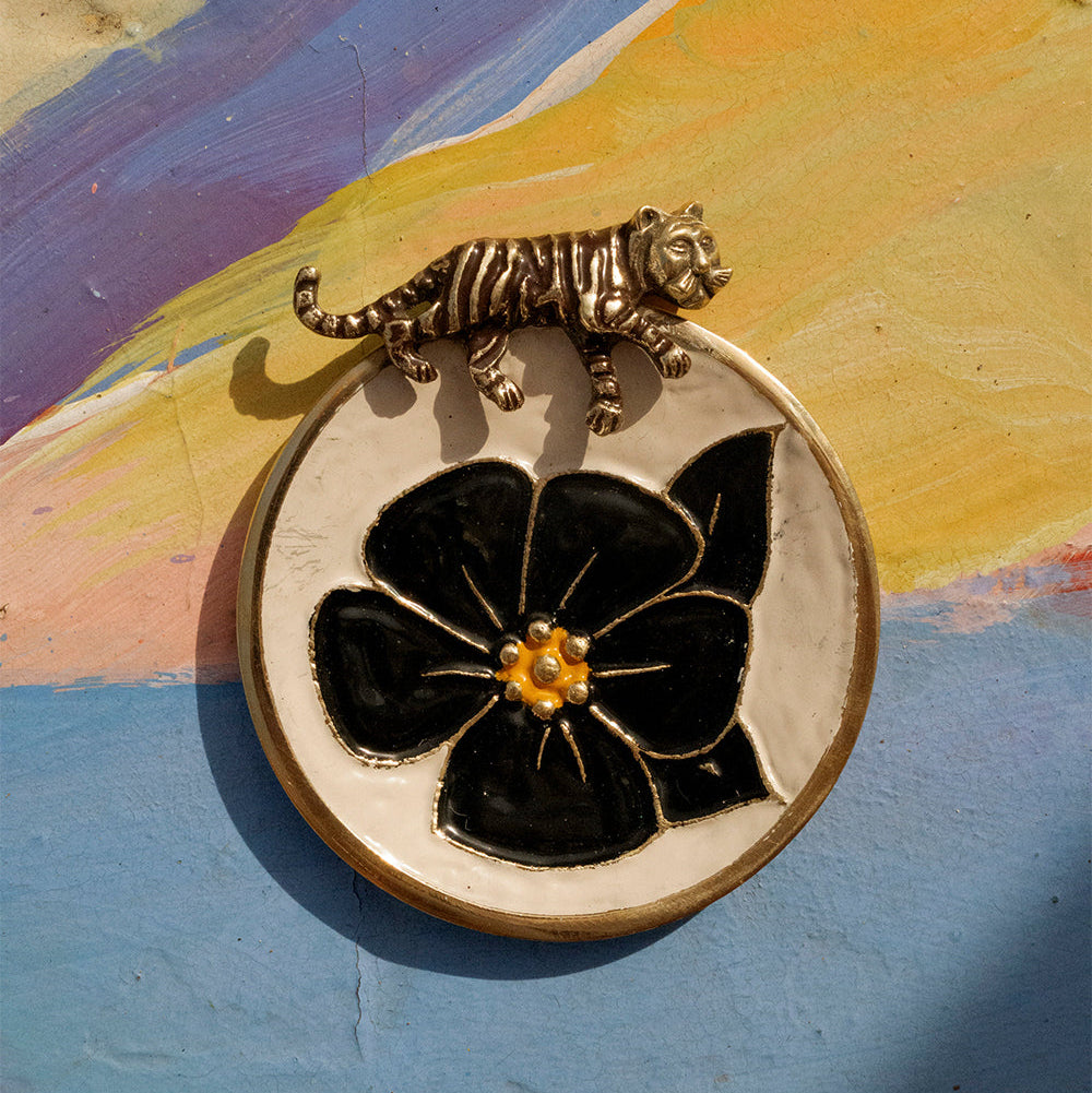 Vide-poche en laiton avec fleurs et tigre incrusté.