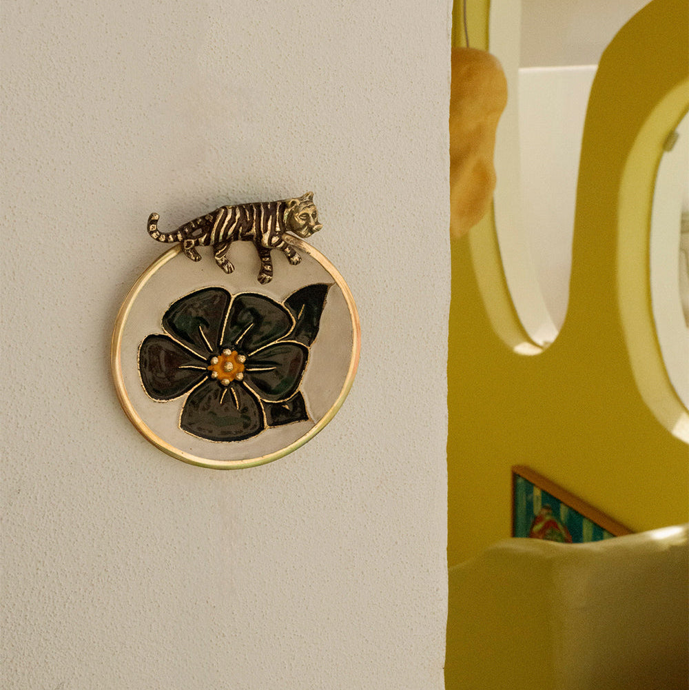 Vide-poche en laiton avec fleurs et tigre incrusté.