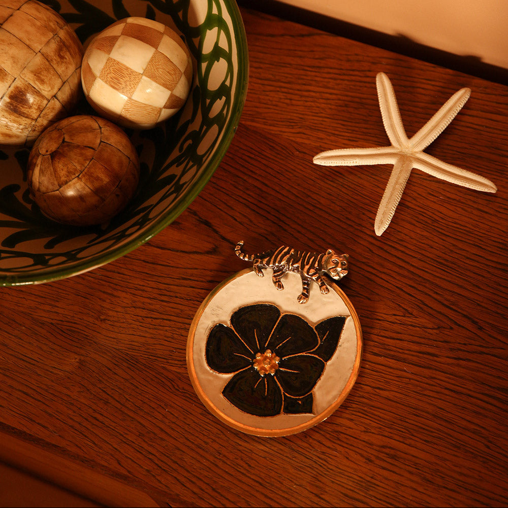 Vide-poche en laiton avec fleurs et tigre incrusté.