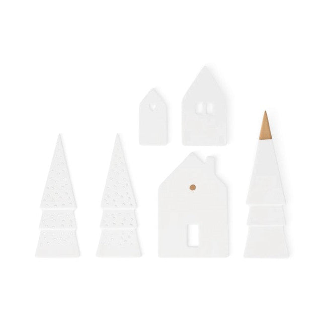 Village de Noël en porcelaine ponctué de doré sur socle en bois rainuré. 