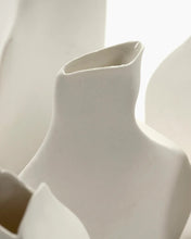 Charger l&#39;image dans la galerie, Vase en porcelaine &quot;Perfect imperfection&quot; Taille S
