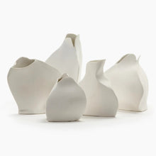 Charger l&#39;image dans la galerie, Vase en porcelaine &quot;Perfect imperfection&quot; XS
