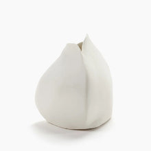 Charger l&#39;image dans la galerie, Vase en porcelaine &quot;Perfect imperfection&quot; XS
