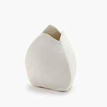 Charger l&#39;image dans la galerie, Vase en porcelaine &quot;Perfect imperfection&quot; XS
