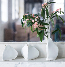 Charger l&#39;image dans la galerie, Vase en porcelaine &quot;Perfect imperfection&quot; XS
