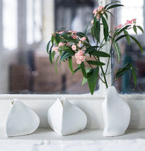 Charger l&#39;image dans la galerie, Vase en porcelaine &quot;Perfect imperfection&quot; Taille S
