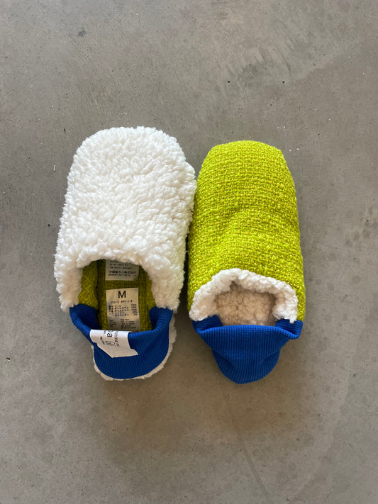Chaussons réversibles moumoute blanche et tweed vert