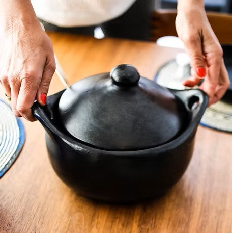 cocotte_en_poterie_DE COLOMBIE LA CHAMBA_noire_3 - LA_PETITE_BOITE_JAUNE_
