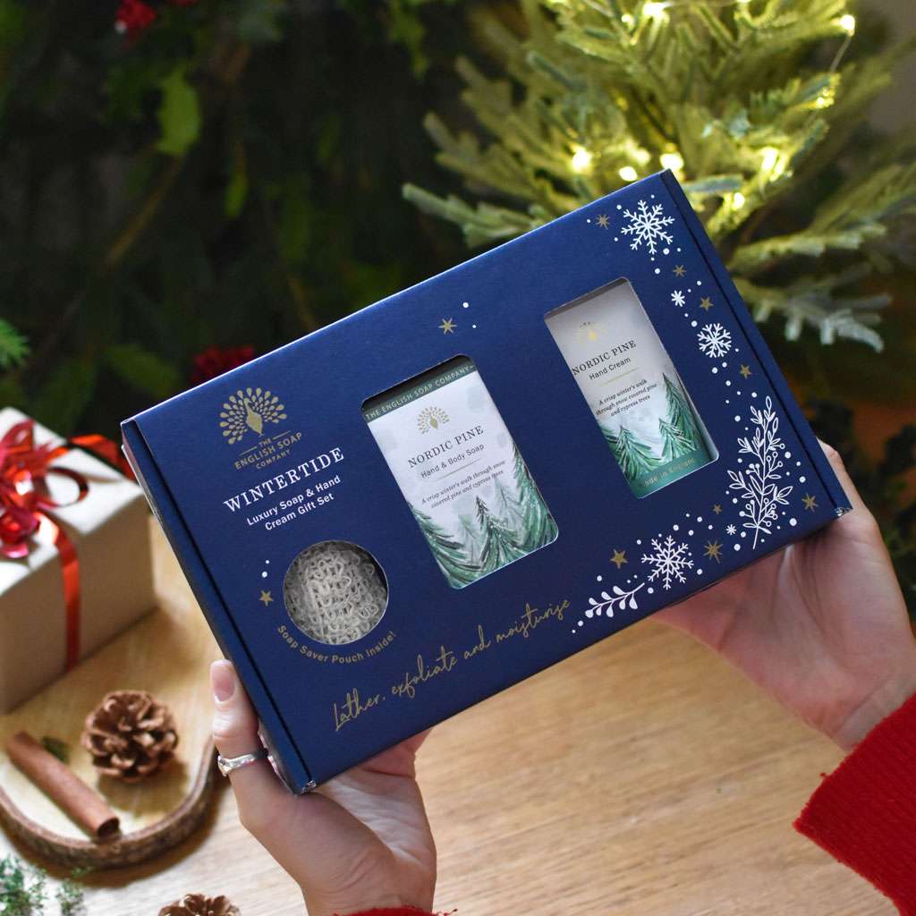 coffret_cadau_PIN NORDIQUE un_savon_et_une_cr_me_main_et_un_sac_pour_gommage_-_LA_PETITE_BOITE_JAUNE