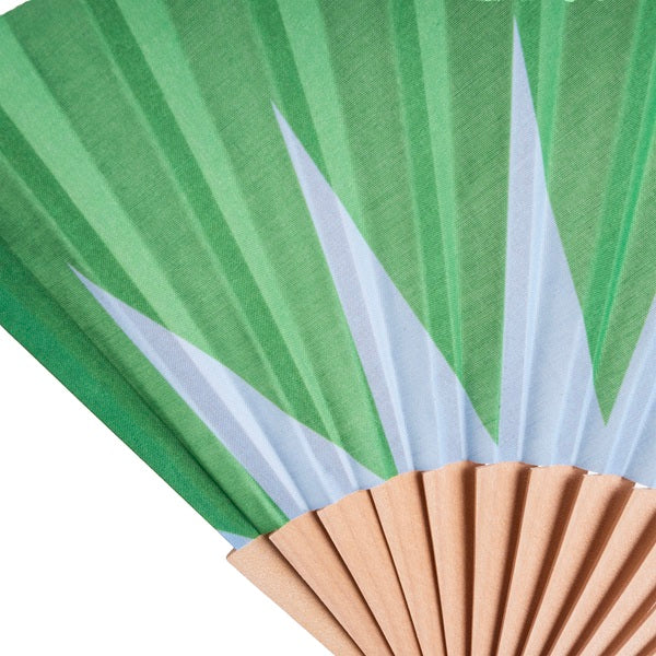 Zoom sur l'éventail à motifs bleu et vert 
