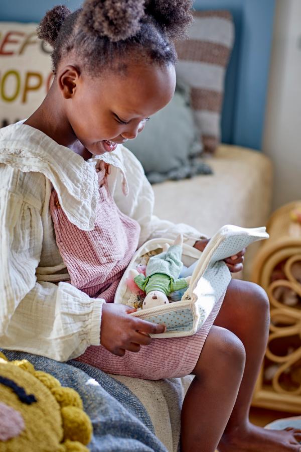 Petite poupée et accessoires dans valisette