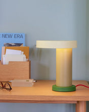 Charger l&#39;image dans la galerie, Lampe à poser totalement design
