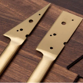 planche pour le fromage en chêne avec couteaux- 