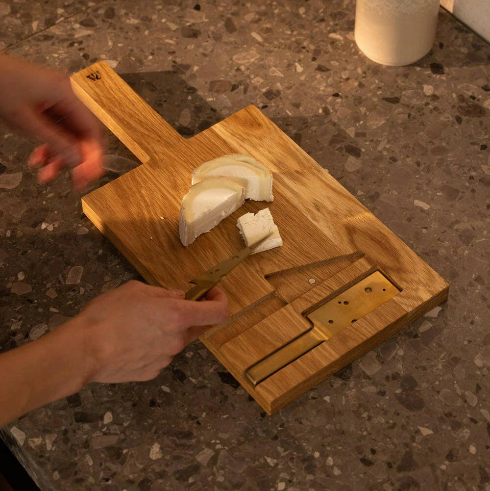 planche_pour_le_fromage_en_chene_avec_couteaux_1-