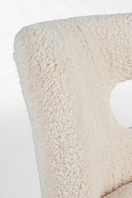 Charger l&#39;image dans la galerie, Fauteuil Cortina en moumoute blanche

