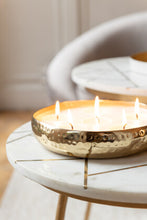 Charger l&#39;image dans la galerie, Bougie en métal martelé doré parfumée Ambre Taille M
