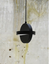 Charger l&#39;image dans la galerie, Lampe suspension design noire Eno Studio &quot;Plus&quot;
