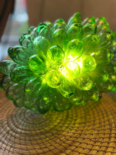 Charger l&#39;image dans la galerie, Lampe en Goutte de Verre Recyclé soufflé à la bouche verte
