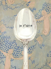 Charger l&#39;image dans la galerie, Cuillère anciennes gravées vintage chinées en métal argenté fait à la main en vente chez la petite boite jaune boutique de décoration et d&#39;intérieur à la madeleine lille 

