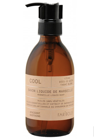 Savon liquide aux huiles essentielles 100% végétales. Huiles essentielles et extrait de saponaire bio. Flacon pompe en verre ambré. 250ml. Ce savon est composé de parfum fabriqué à Grasse, d'huiles essentielles et d'ingrédients tous validés par Ecocert. Made in France fabrication artisanale au chaudron en Provence.