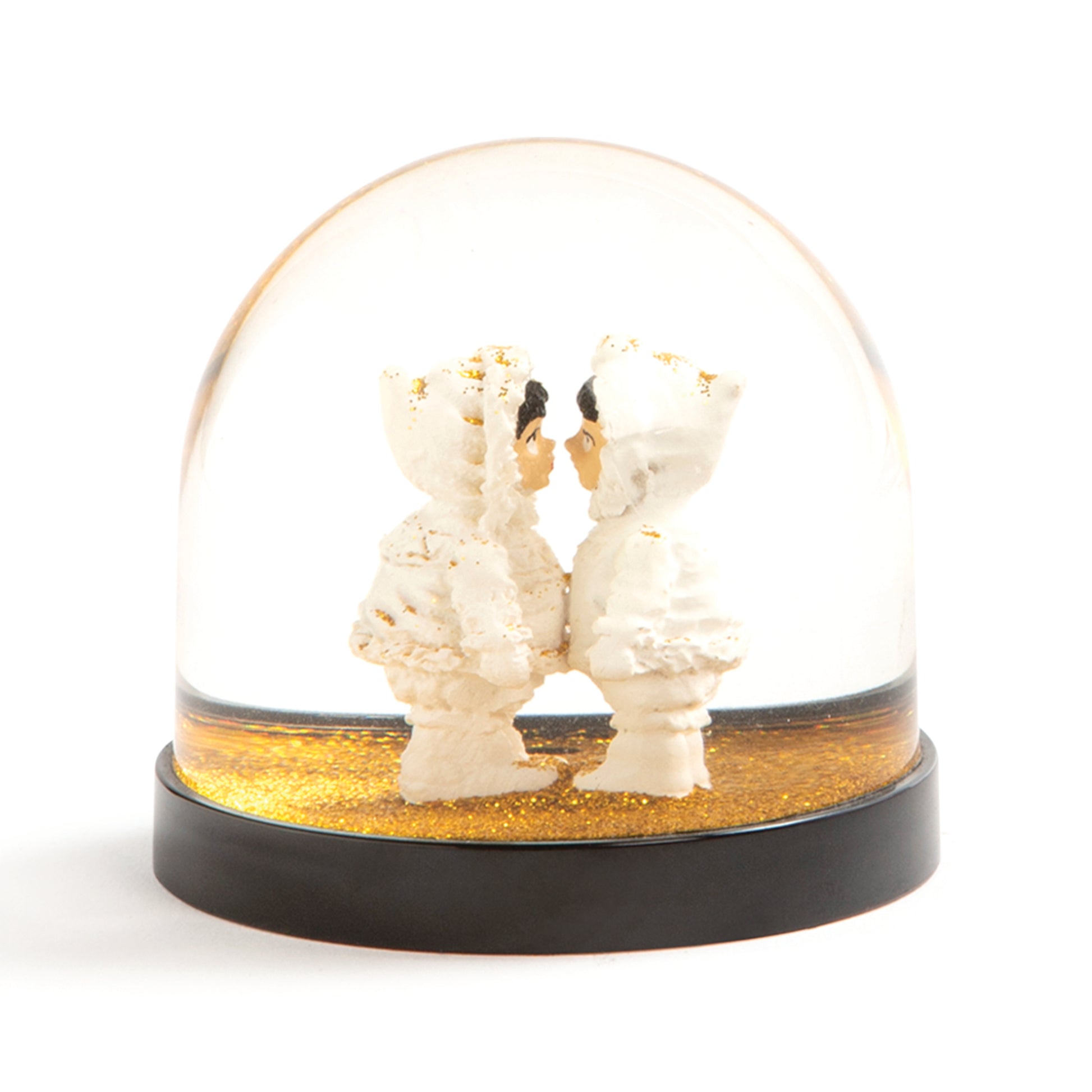 Boule à neige Klevring, avec des esquimaux sous des paillettes dorées.