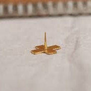 CLOU CROIX DECORATIF EN LAITON BONCOEURS - LA PETITE BOITE JAUNE