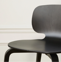 Charger l&#39;image dans la galerie, Chaise design en bois de hêtre coloris noir 100 % Française H10 avec dossier bas
