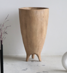Vase comme une poterie en matière recyclée