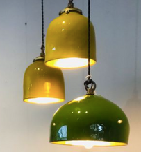 Charger l&#39;image dans la galerie, Suspension artisanale en céramique modèle Toque verte fabriquée en France
